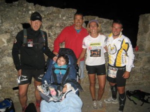 Maria con Marcos, Roser, Victor, Josele, meta del Doble Ironman